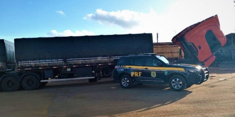 com-mais-de-40-toneladas-de-excesso-de-peso,-carreta-e-apreendida-em-vitoria-da-conquista