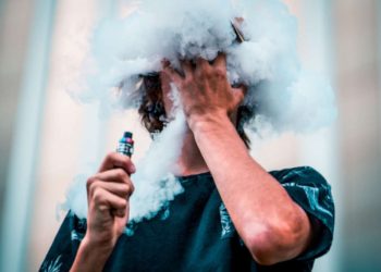 Consumido por jovens, cigarro eletrônico é proibido no Brasil e apresenta riscos à saúde
