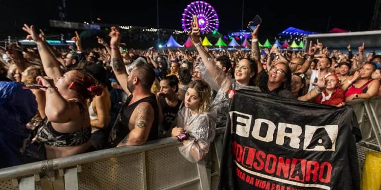 Ministro do TSE revoga censura ao Lollapalooza e responsabiliza partido de Bolsonaro