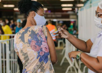 Dados do Ministério da Saúde apontam que apenas metade da população tomou 3ª dose