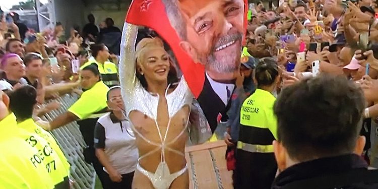 Bolsonaro aciona TSE contra Lollapalooza e Pabllo Vittar após manifestação pró-Lula