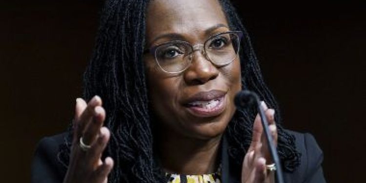 Senado confirma Ketanji Jackson como 1ª juíza negra na Suprema Corte dos EUA