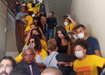 Video: Confira no Grande Metrópole, início de conflito entre Vereadores, Professores e Guarda Municipal, durante ocupação da prefeitura de Feira