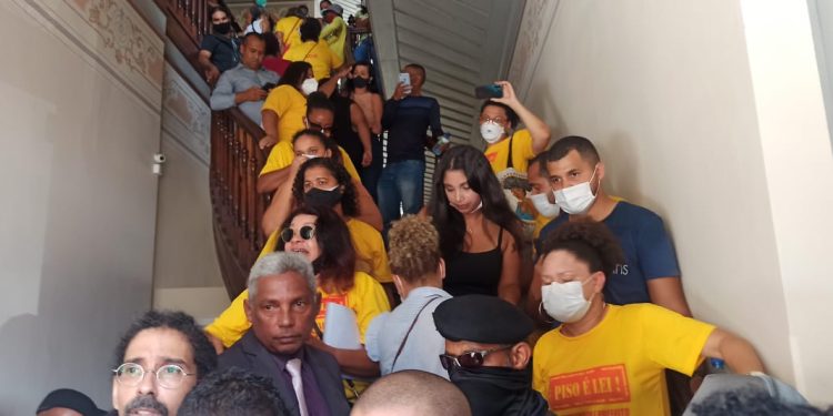 Video: Confira no Grande Metrópole, início de conflito entre Vereadores, Professores e Guarda Municipal, durante ocupação da prefeitura de Feira