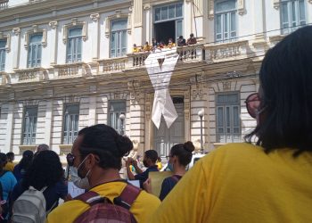 Vídeo: Ocupação, confusão e manifestações seguem a todo vapor na prefeitura de Feira