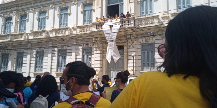 Vídeo: Ocupação, confusão e manifestações seguem a todo vapor na prefeitura de Feira