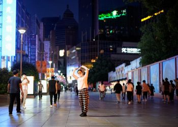 Depois de dois meses, lockdown por Covid-19 em Xangai é encerrado