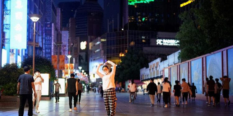 Depois de dois meses, lockdown por Covid-19 em Xangai é encerrado