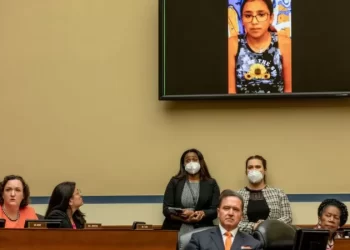 ‘Eu me cobri com sangue do meu amigo’: como menina sobreviveu a massacre em escola nos EUA