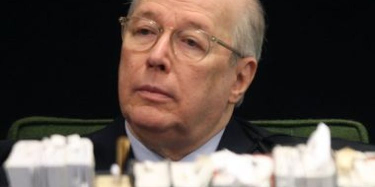 Brasileiros devem reagir contra tentações autoritárias de Bolsonaro, diz ex-ministro do STF