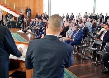 Advogados veem crime de Bolsonaro em ato com diplomatas