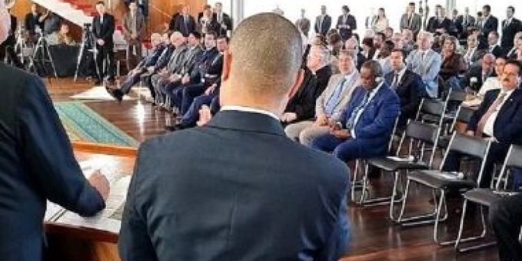 Advogados veem crime de Bolsonaro em ato com diplomatas