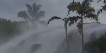 Ilha do Havaí é surpreendida por ondas que passam por cima de casas de dois andares