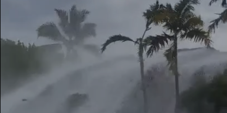 Ilha do Havaí é surpreendida por ondas que passam por cima de casas de dois andares