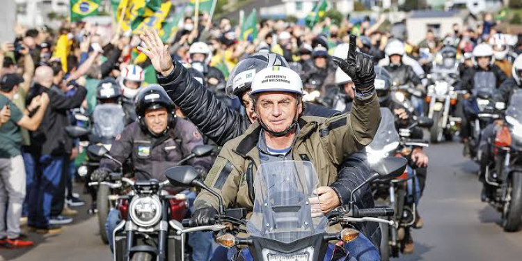 Irmão de Bolsonaro contradiz organizador de motociata sobre presença de presidente