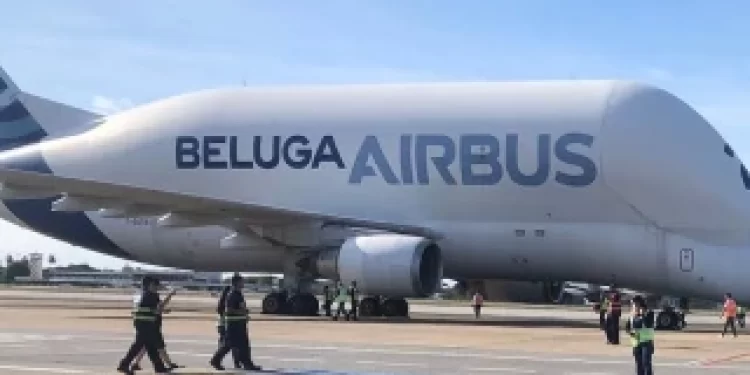 ‘Avião baleia’ faz pouso inédito no Brasil e leva entusiastas ao aeroporto