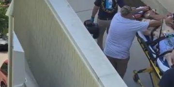 Autor de ‘Versos Satânicos’ é esfaqueado durante evento nos EUA