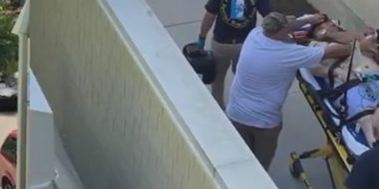 Autor de ‘Versos Satânicos’ é esfaqueado durante evento nos EUA