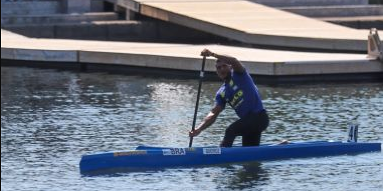 Isaquias domina semifinal do C1 1000m e vai à decisão no Mundial de Canoagem