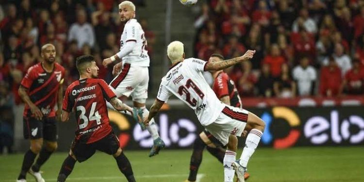 Pedro marca de bicicleta, Fla bate Athletico e vai à semi da Copa do Brasil