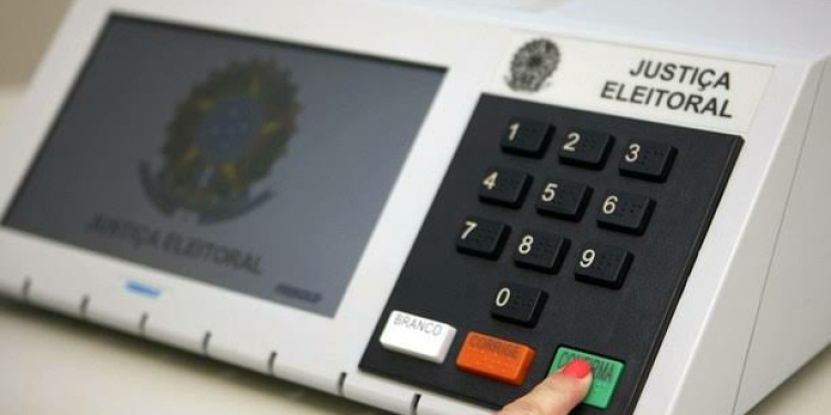 Eleitor que se recusar a deixar celular com mesário será proibido de votar, diz TSE