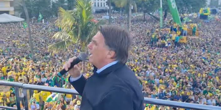 Bolsonaro em Copacabana faz fala anticorrupção com foco em Lula: ‘Não sou ladrão’