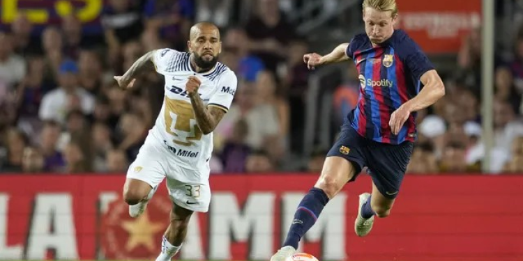 Sem jogos no México, Daniel Alves volta ao Barcelona para manter a forma de olho no Catar