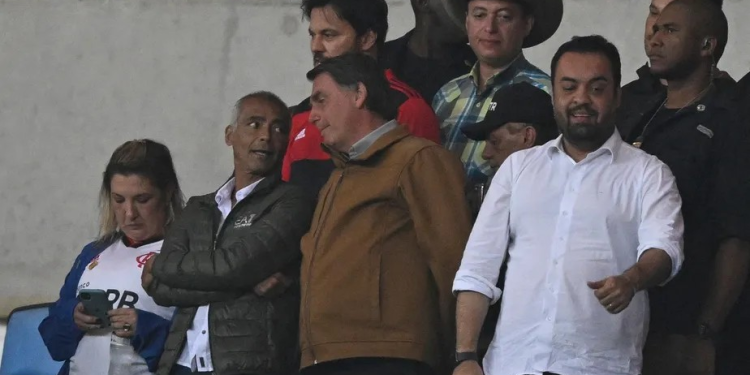 Romário deixa irritação com Bolsonaro de lado e vai participar da campanha do presidente