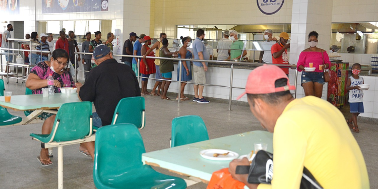 Santa Bárbara é festejada no Centro de Abastecimento