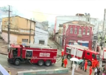 Casarão pega fogo na Baixa dos Sapateiros; trânsito está interditado na região