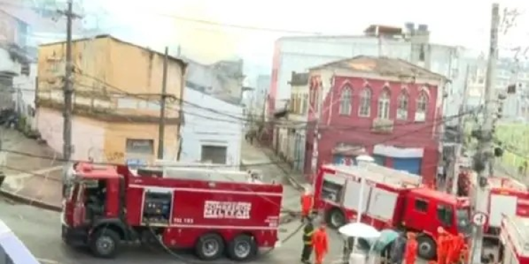 Casarão pega fogo na Baixa dos Sapateiros; trânsito está interditado na região