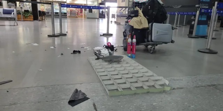 Mala de passageiro explode em terminal do Aeroporto em Guarulhos e parte do teto se desprende
