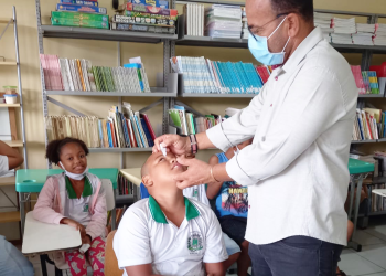 Crianças são submetidas a exames de vista e podem ganhar óculos