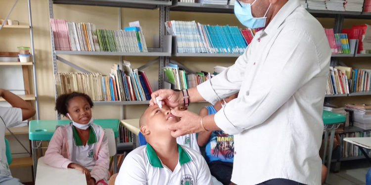 Crianças são submetidas a exames de vista e podem ganhar óculos