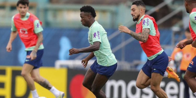 Seleção Brasileira realiza 1º treino com grupo completo em Barcelona