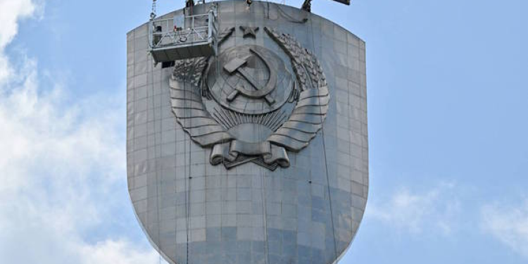Ucrânia inicia obra para trocar símbolo comunista de monumento histórico e provoca a ira da Rússia