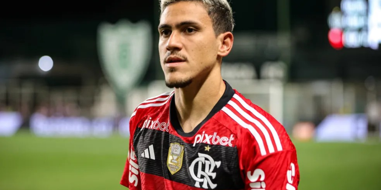 Pedro não aparece para treinar no Flamengo nesta segunda; atacante alega dores no rosto