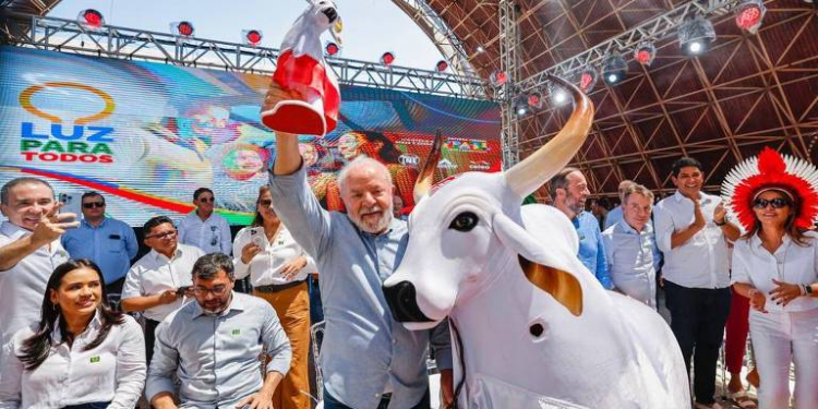 Lula assina decreto que autoriza Brasil a comprar energia da Venezuela