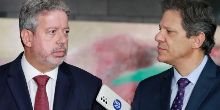 Déficit zero, gastos em alta e negociação com centrão desafiam Orçamento de Lula