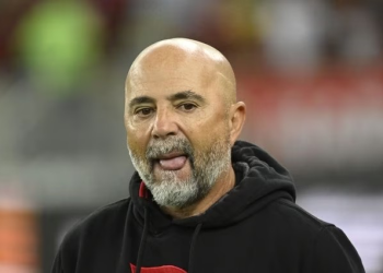 Bastidores: Sampaoli vive isolamento total, mas resiste à eliminação do Flamengo