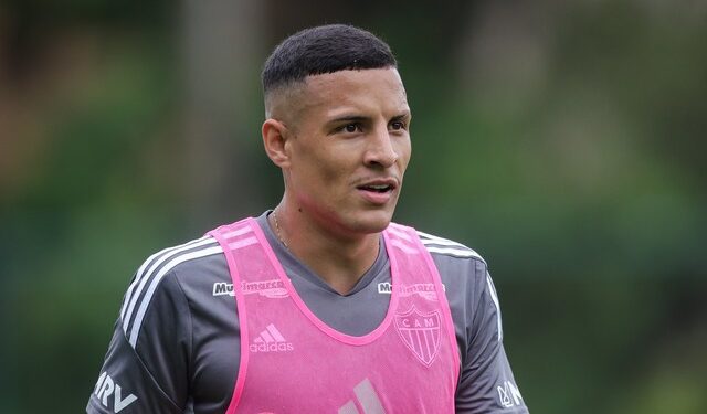 Guilherme Arana é convocado para a seleção brasileira no lugar de Caio Henrique