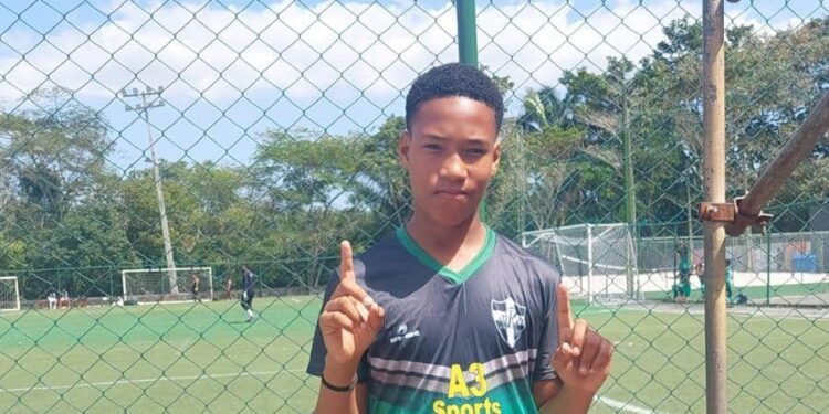 Caleb: Garoto de apenas 13 anos se destaca no futebol de base pela superação em família e paixão pelo esporte