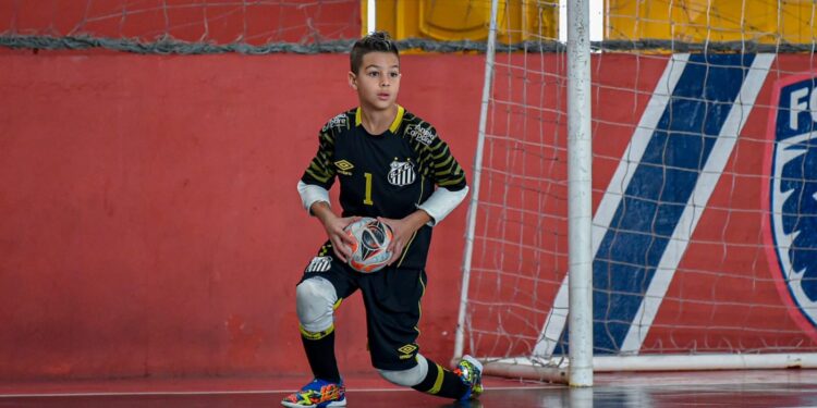 Luizinho: Goleiro da base do Santos se destaca e já é uma das principais promessas do futebol brasileiro