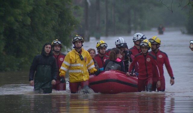 Após chuva, água invade casas em Porto Alegre e moradores precisam ser resgatados de bote