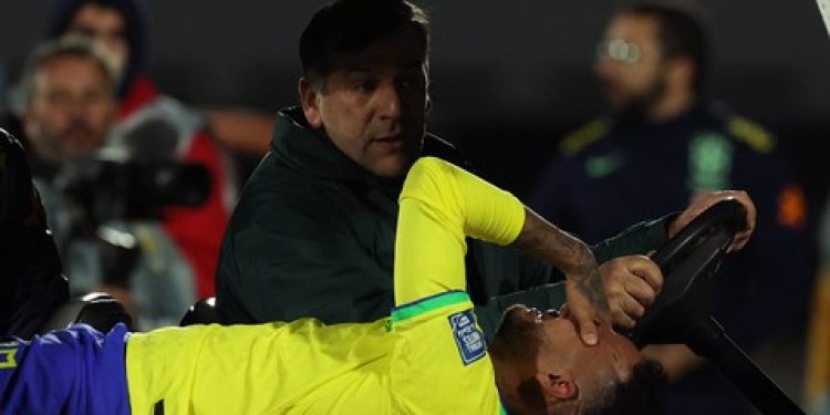 Brasil perde para o Uruguai, cai na tabela e vê Neymar sair machucado