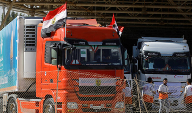 Caminhões de ajuda humanitária entram na Faixa de Gaza pela fronteira com Egito