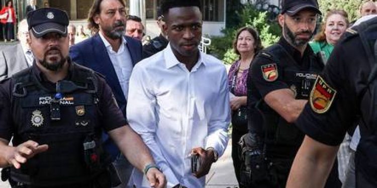 Vinicius Júnior presta depoimento em caso de racismo na Espanha