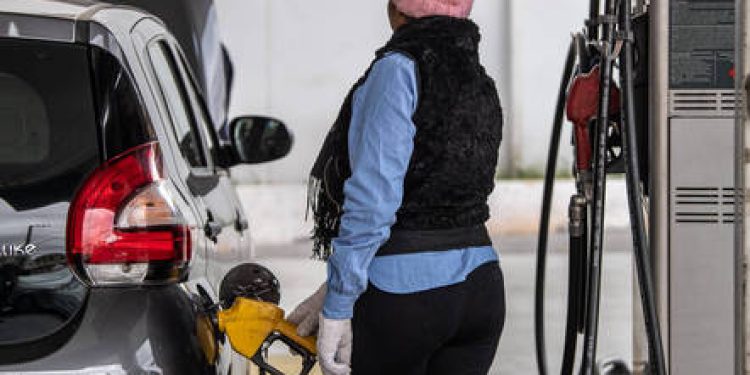 Gasolina fica R$ 0,12 mais barata a partir de hoje; diesel sobe R$ 0,25