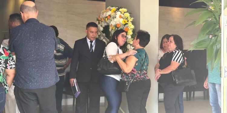 ‘Não misturem política, não façam comentários maldosos’, diz irmã de Diego Bomfim durante velório