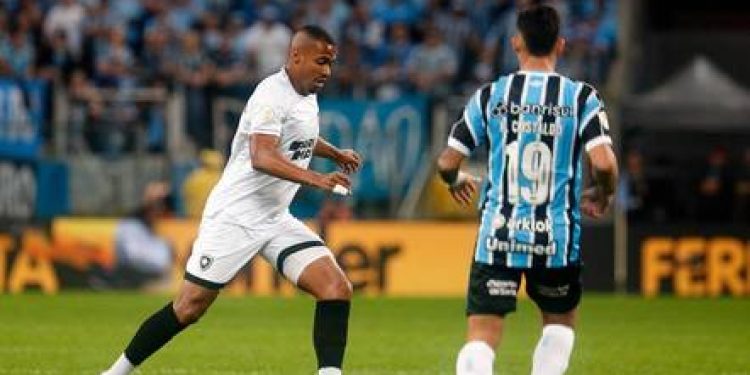 Botafogo e Grêmio fazem duelo entre candidatos ao título no Brasileirão